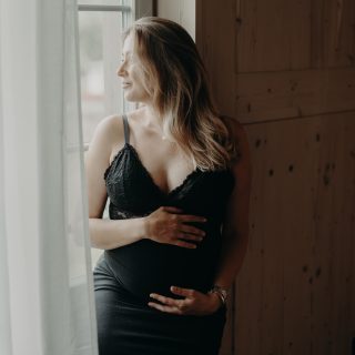 Ein ruhiger Moment am Fenster.
Einfach atmen, schauen, spüren.
Dieses Licht, diese Stille, kurz bevor alles neu wird.
Ich mag solche minimalistischen Sets, wo nichts ablenkt und alles ganz natürlich passieren darf.
Weiches Licht, einfache Formen, echte Emotion.
So fühlt sich Leichtigkeit an. 🌿
#silvafernandesfotografie #atticweststudio #maternityshoot #babybauchshoot #motherhoodphotography #bernmaternity #modernmaternity #naturallight #lifestylematernity #pregnancyphotography